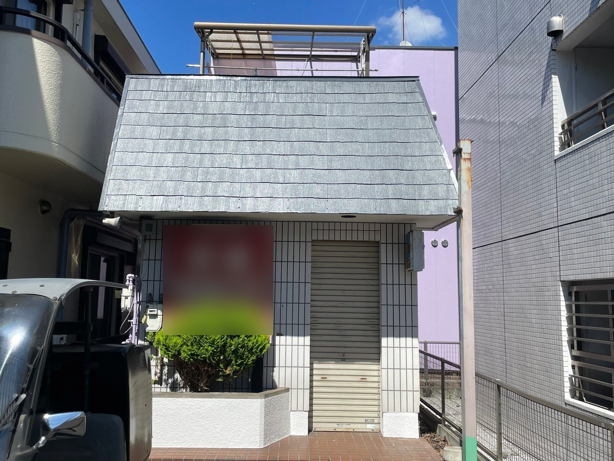 施工後の店舗側。グレーのスレート屋根