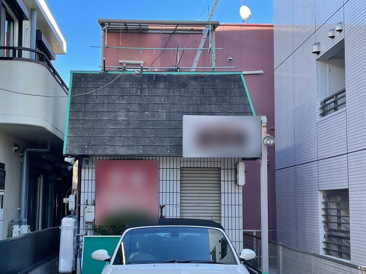 施工前の店舗側。黒っぽいスレート屋根