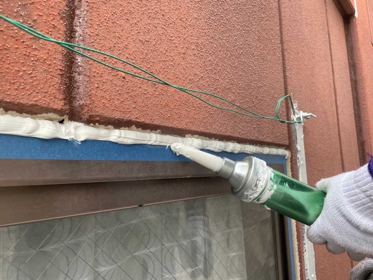 窓の上の目地にシーリング材を充填
