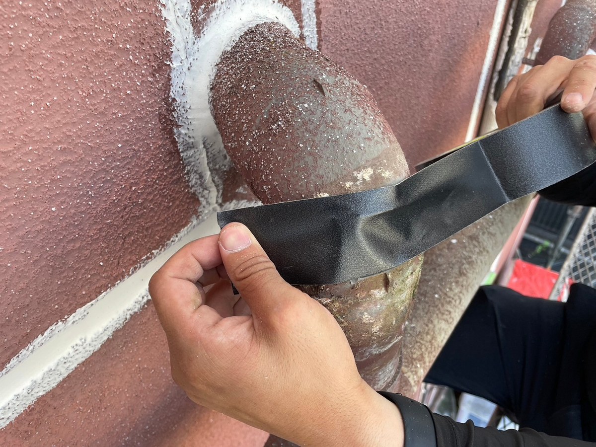傷んだ塩ビ管に防水補修テープを巻く
