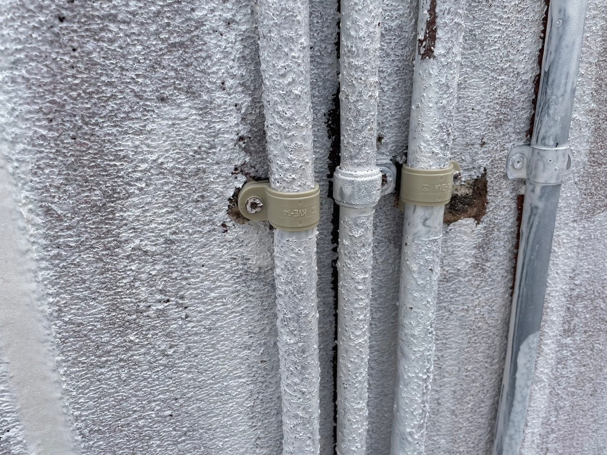 外壁 / 配管の留め具の交換