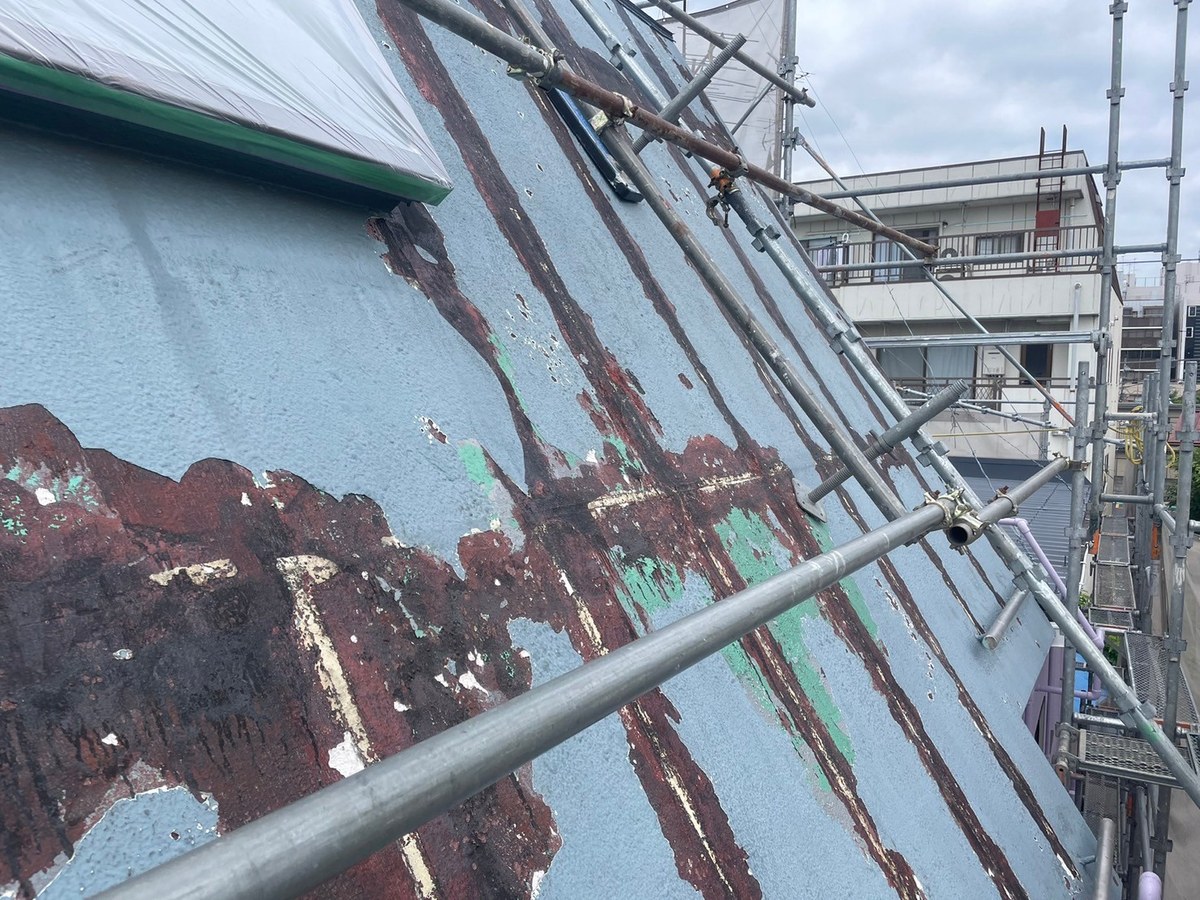 斜壁 / 浮いた古い防水層のケレン