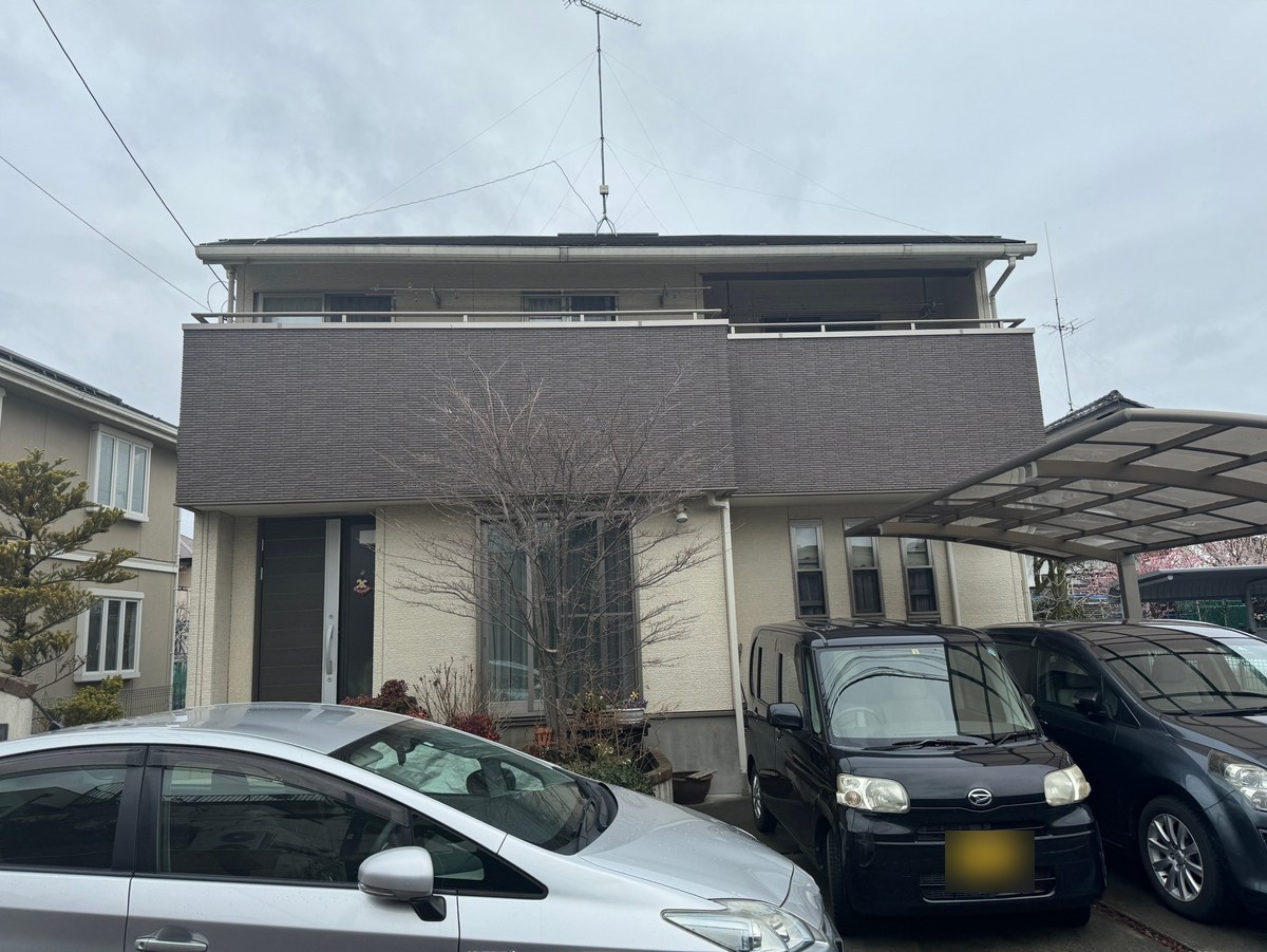施工前の外観(道路側)。外壁はクリームがかったベージュ、2階のバルコニーは濃い茶色のタイル張り