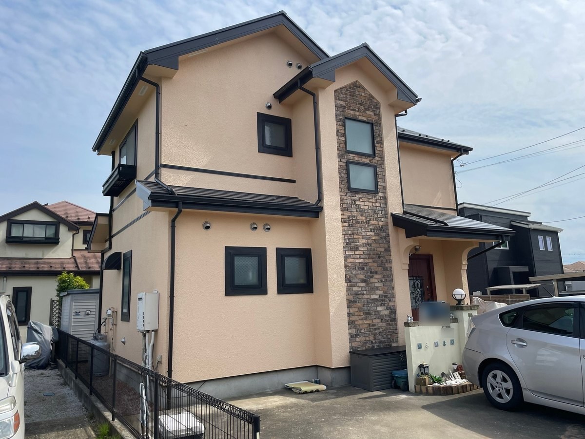 施工後の外観（正面）。外壁 17-80H