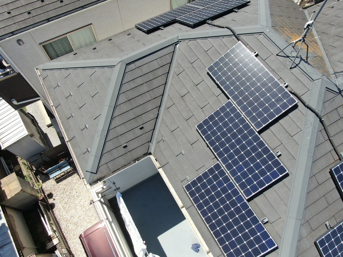 現地調査のときの屋根と太陽光パネル（ドローンで撮影）