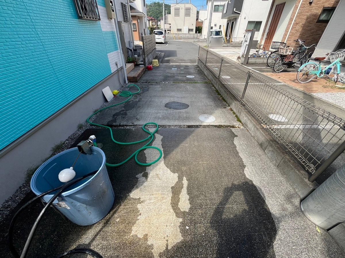 駐車場・通路の洗浄（7月26日） / 通路 洗浄前