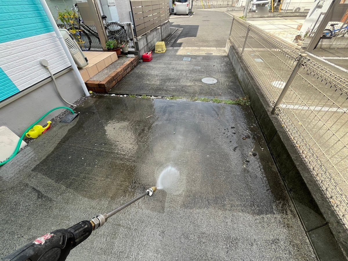 駐車場・通路の洗浄（7月26日） / 通路 洗浄中