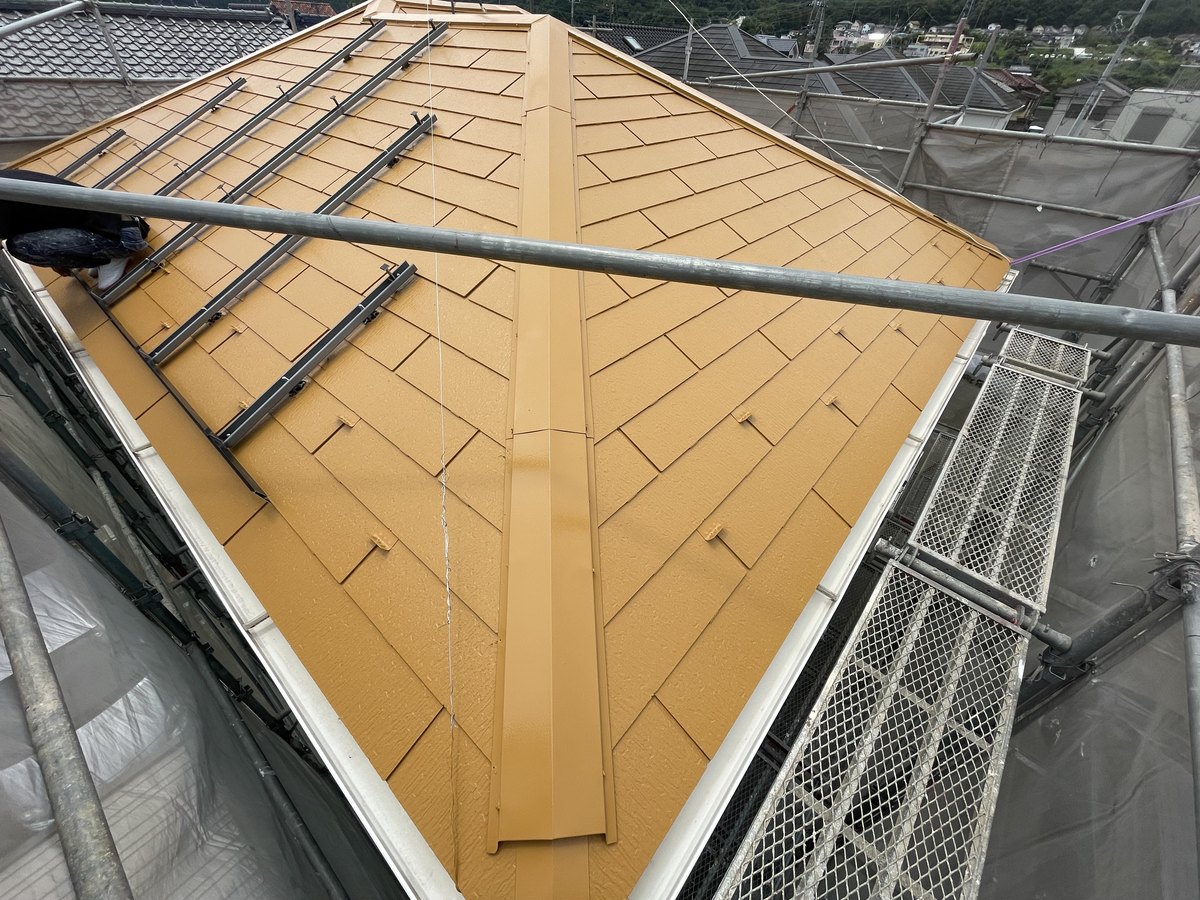 塗り終えた屋根。パネルを載せる金具のまわりまでキャメルイエロー