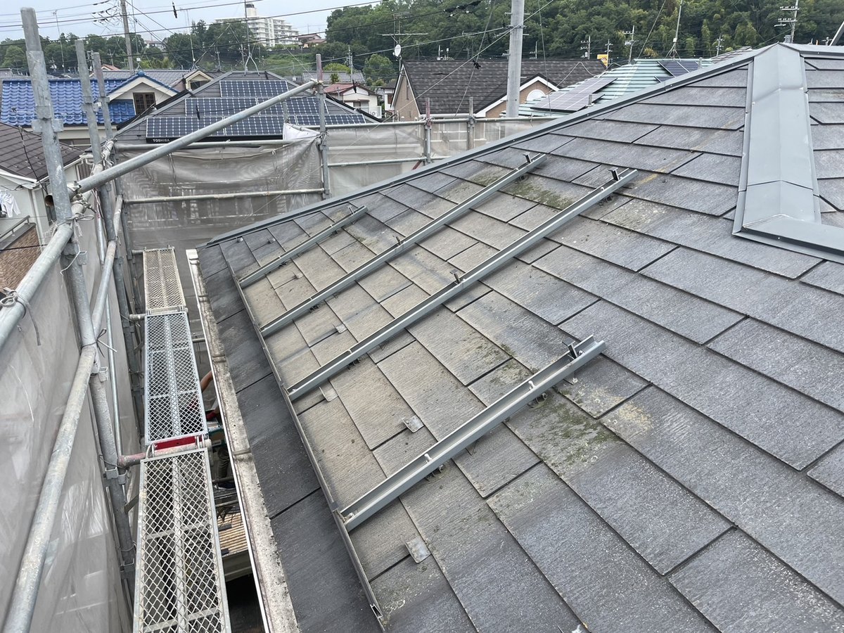 太陽光パネルを取り外したあとの屋根。パネルを載せていた金具が残っている