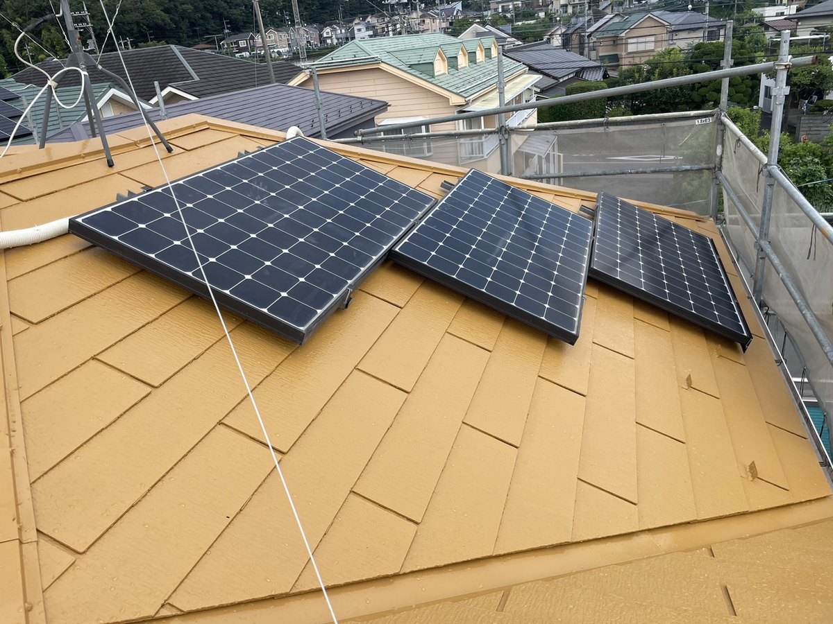 塗装後の屋根に付け直した太陽光パネル