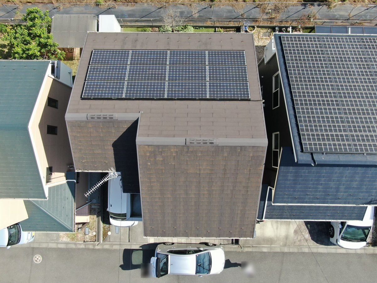 施工前の屋根(真上から)。太陽光パネルが載ったスレート