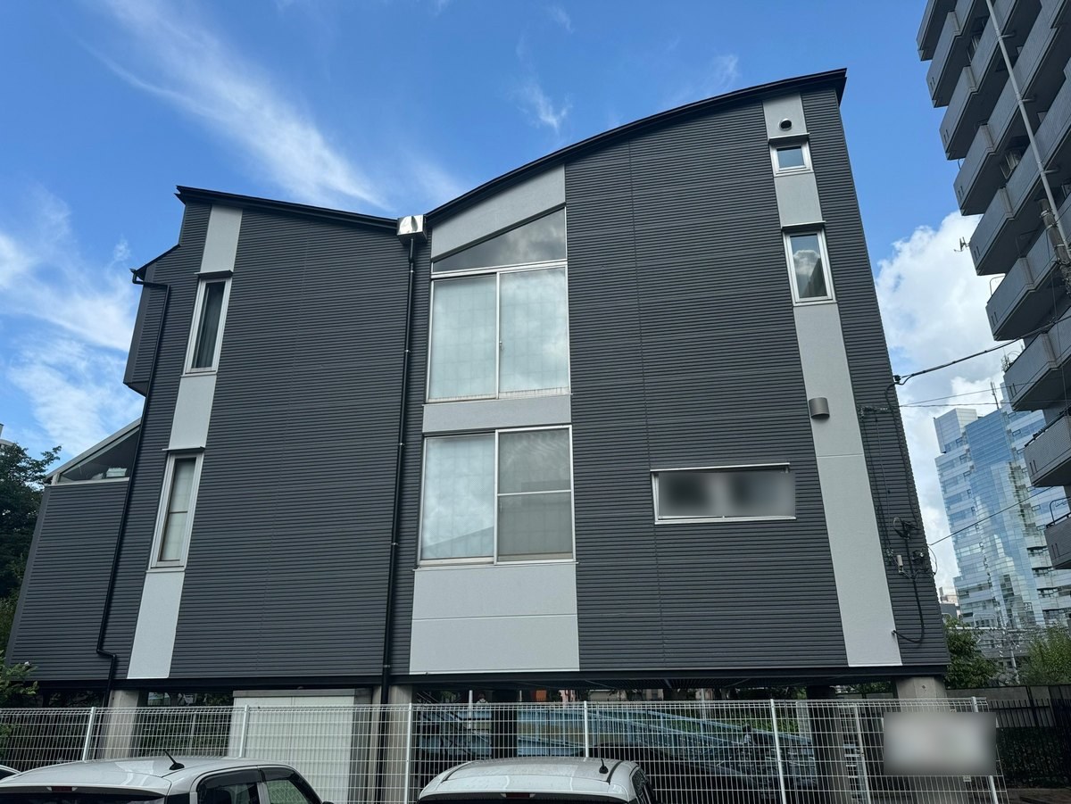 施工後の外観(縦のラインがある面)