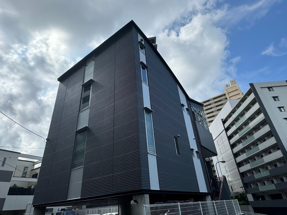 施工後の外観(建物の角から)
