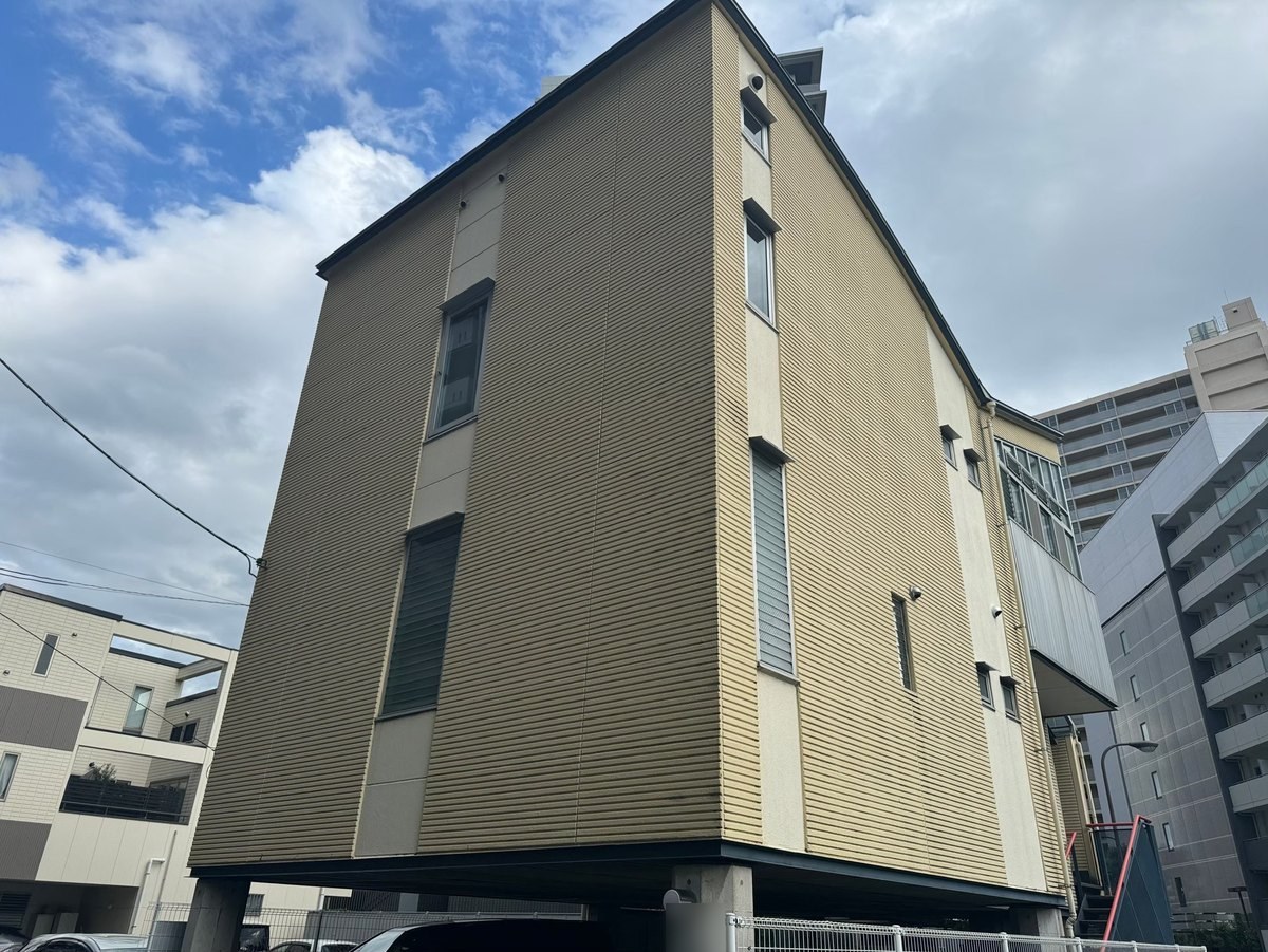 施工前の外観(建物の角から)