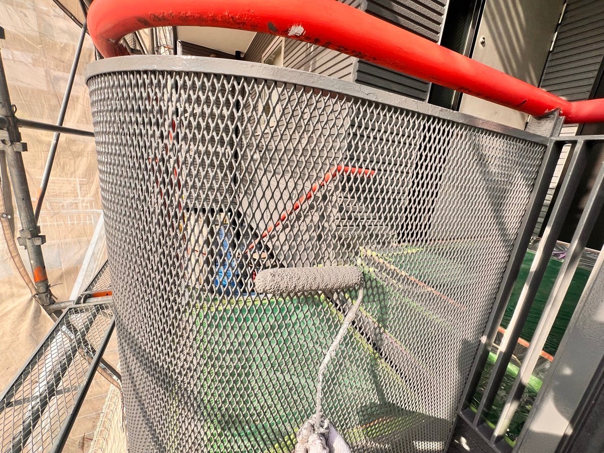 鉄骨階段の網格子の上塗り
