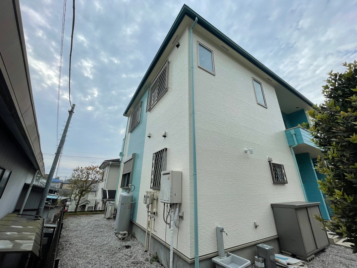 施工後の同じ側面。白い外壁と水色の面