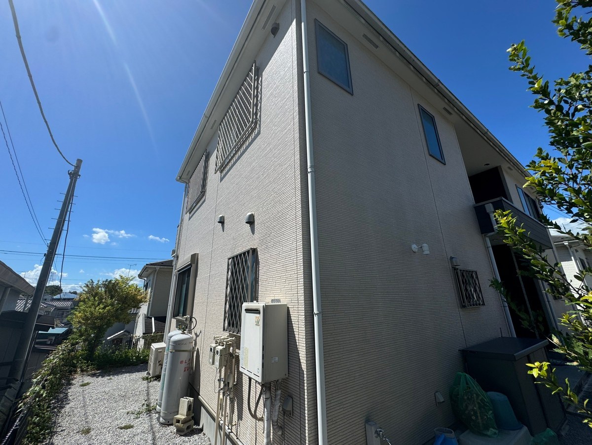 施工前の側面(給湯器のある面)。ベージュの外壁