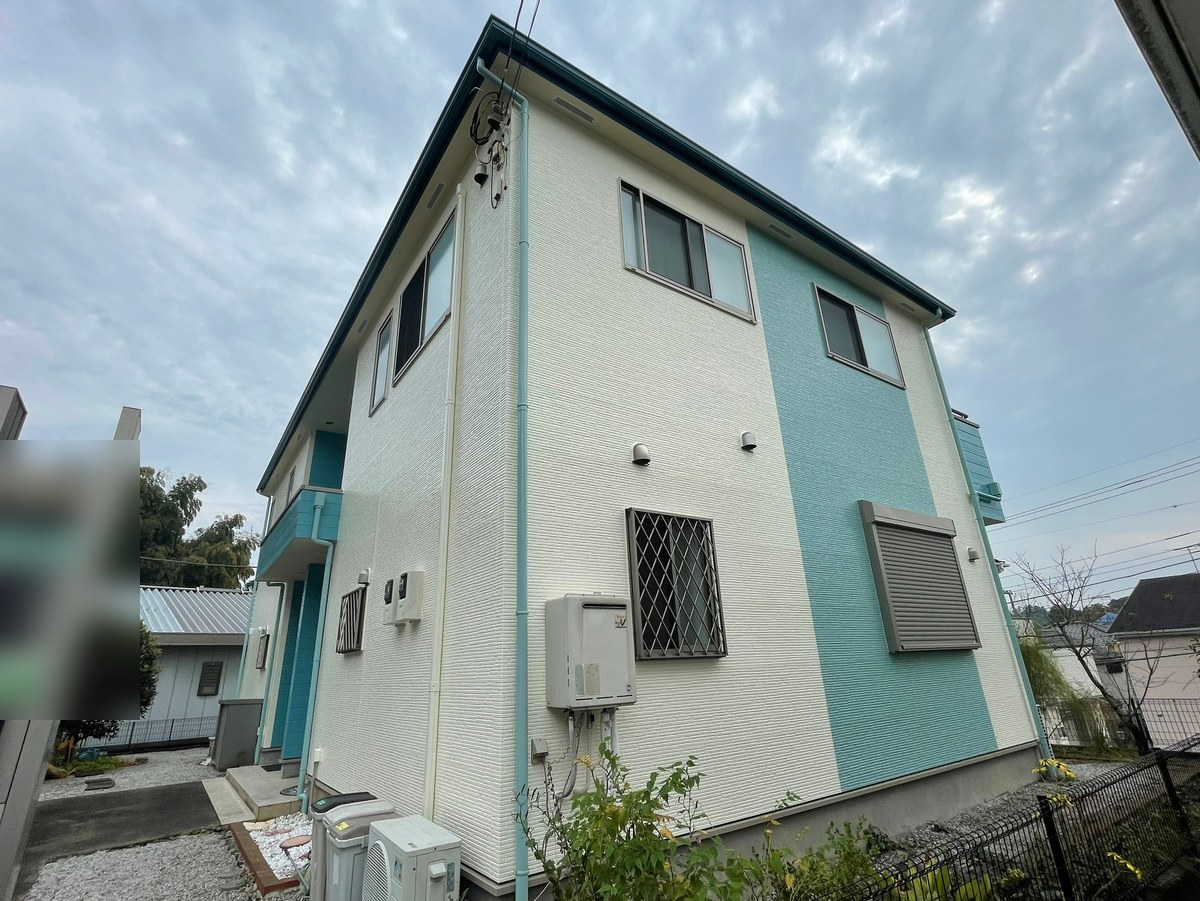 施工後の同じ側面。白い外壁と縦のライン
