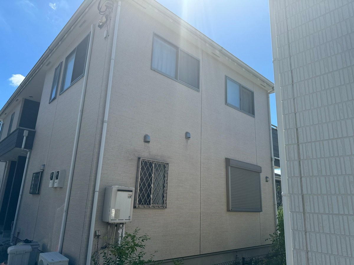 施工前のもう一つの側面。ベージュの外壁