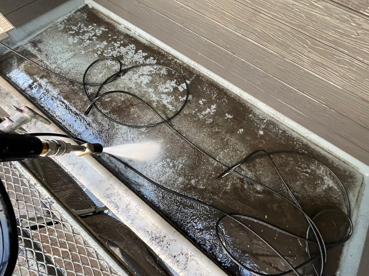 高圧洗浄 / 玄関の上の張り出し / 洗浄中