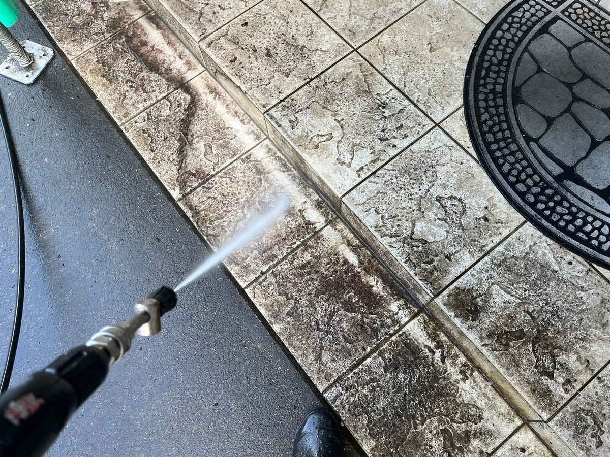玄関前のタイル / 洗浄中
