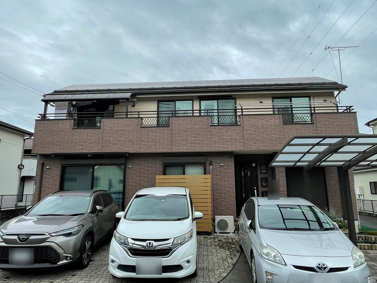 施工前の外観（正面）。1階がレンガ調の茶色、2階がクリーム色のサイディング