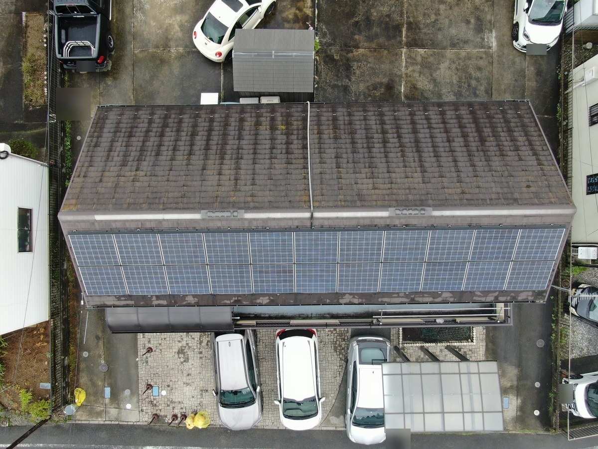 施工前の屋根（真上から）。太陽光パネル以外の面に汚れと苔