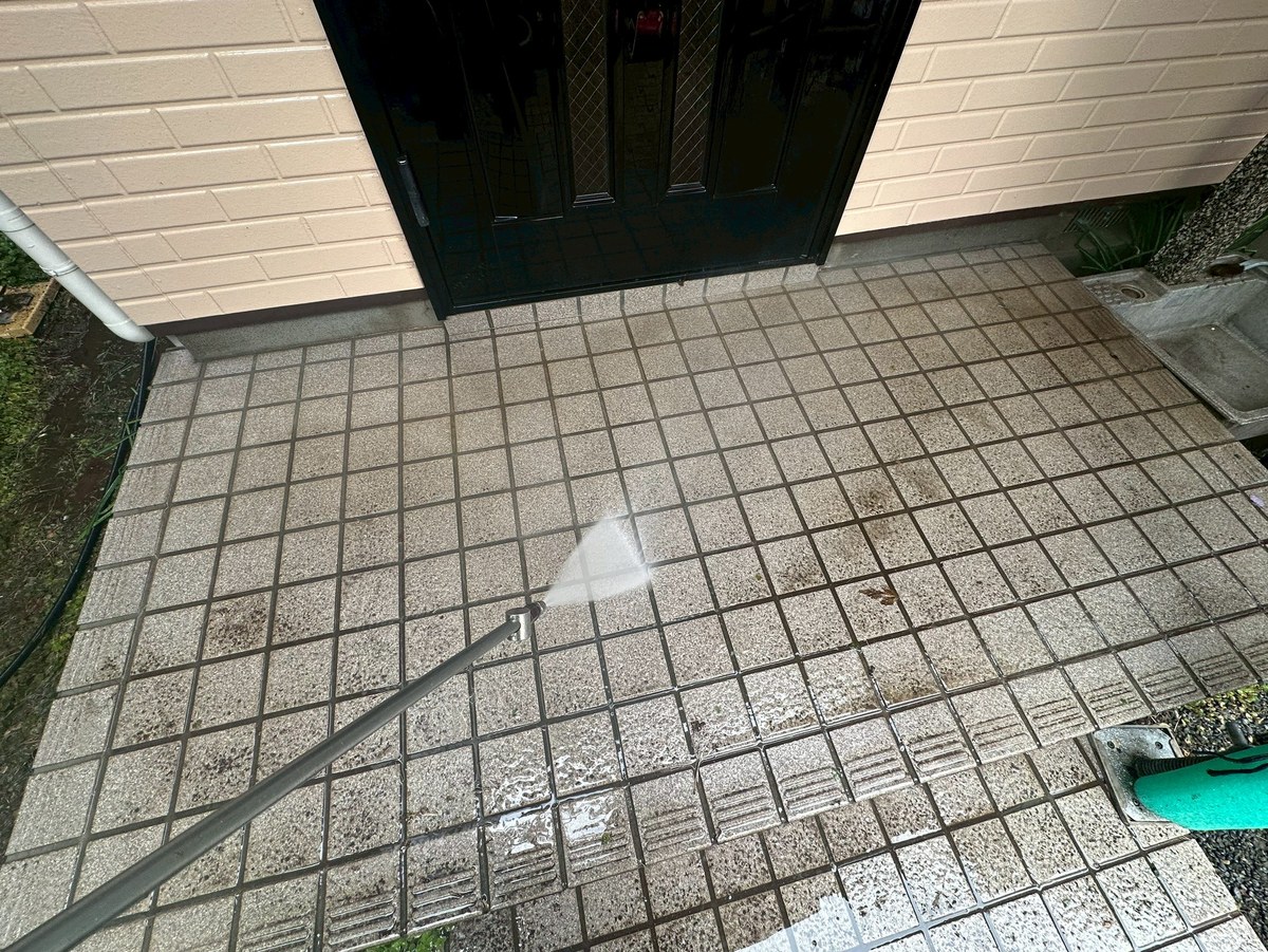 高圧洗浄 / 玄関前のタイル
