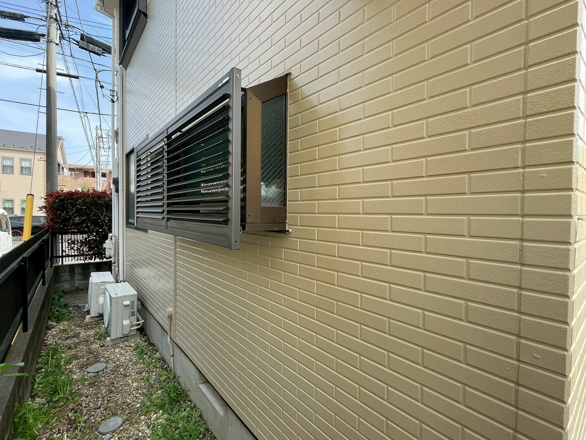 施工後の側面（ルーバー付きの窓）
