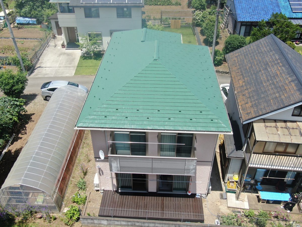 施工後(上空から・屋根 SC-35 オリーブグリーン、外壁 15-80F)