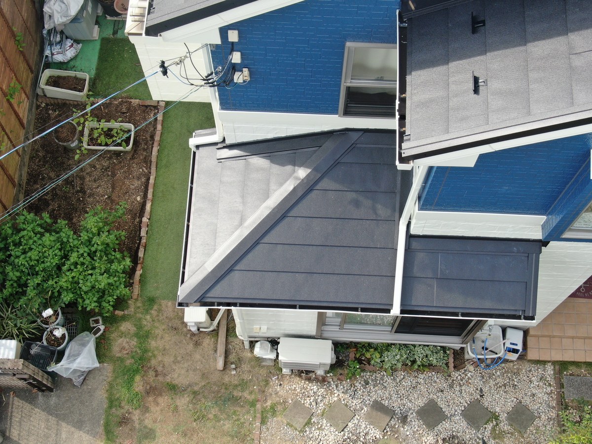施工後の下屋根を上から。スーパーガルテクトの屋根と青い外壁