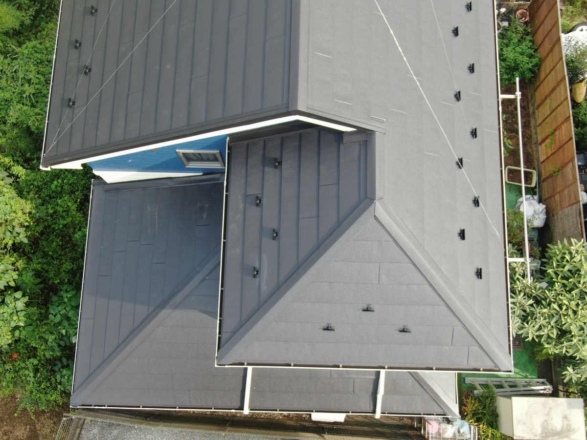 施工後の反対側の屋根。スーパーガルテクトの屋根