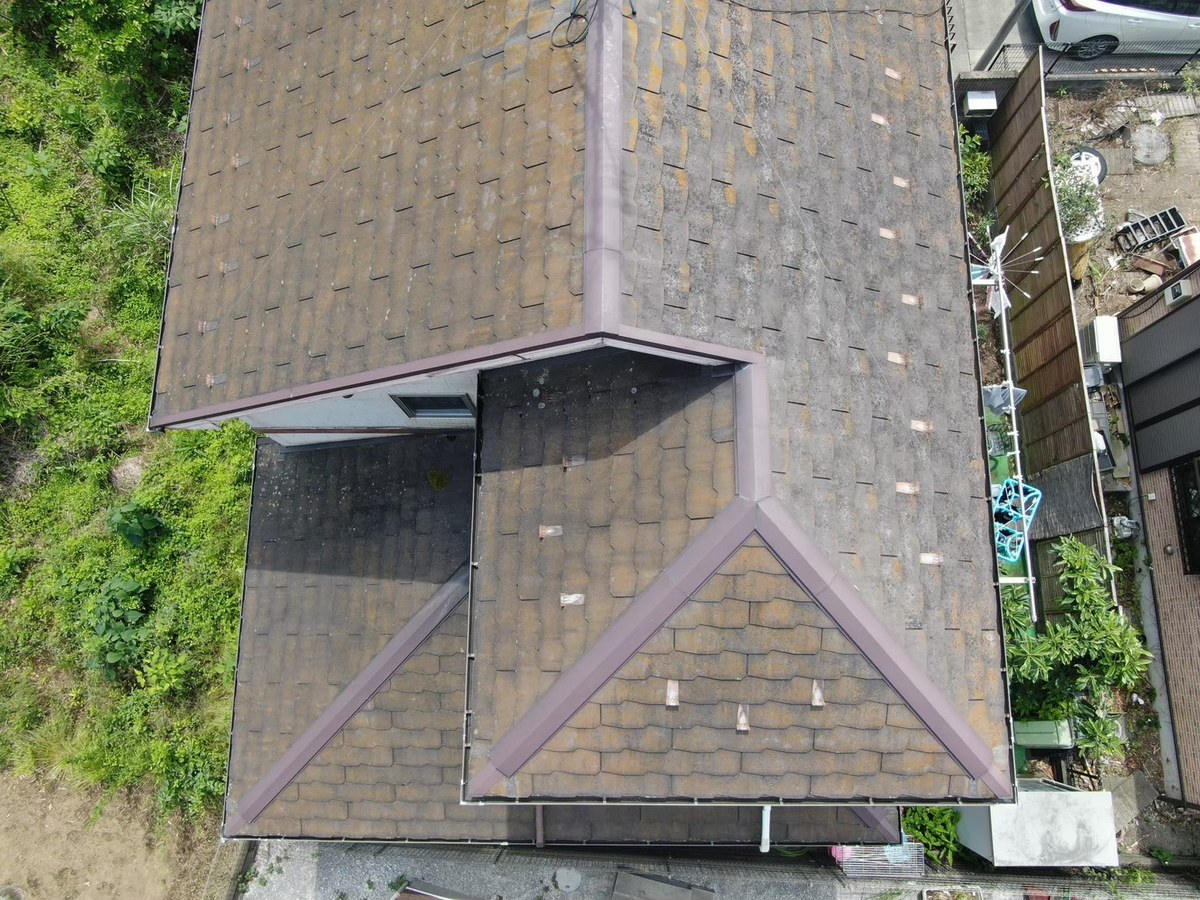 施工前の反対側の屋根（ドローン）。スレート屋根
