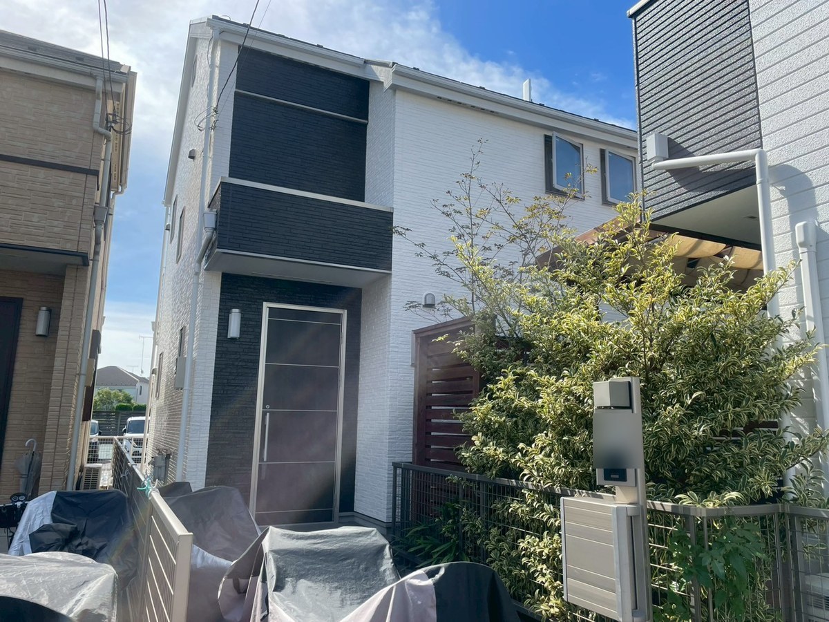 施工後の外観（道路側）。白い19-92Bと焦茶の19-20B
