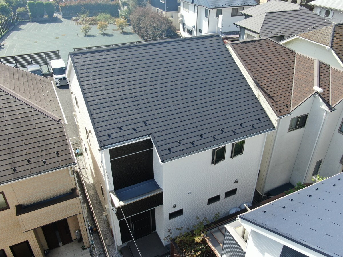 施工後の建物と屋根（ドローンで斜めから）