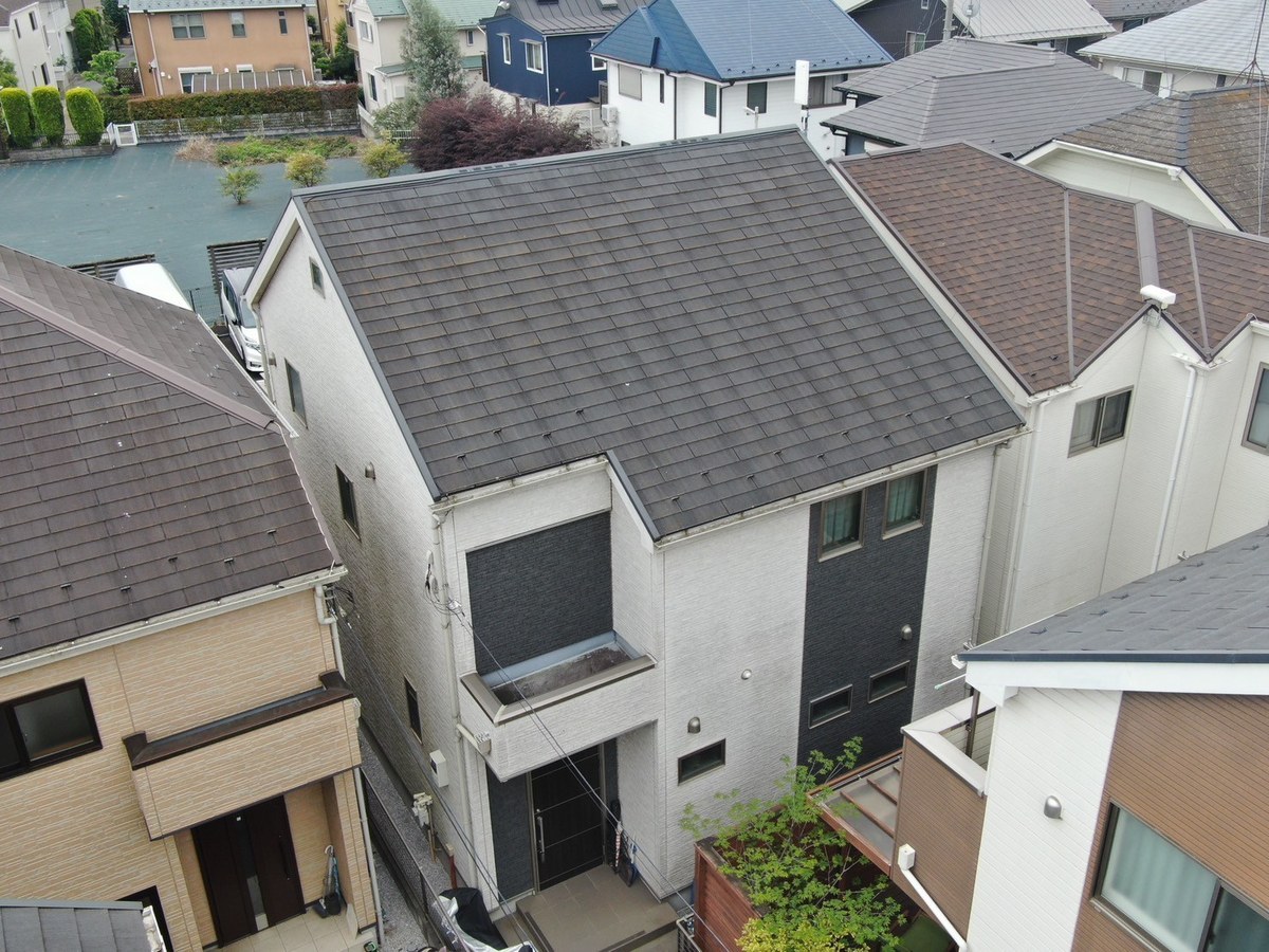 施工前の建物と屋根（ドローンで斜めから）