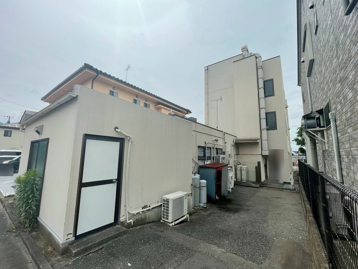施工前の外観（裏の通路側）