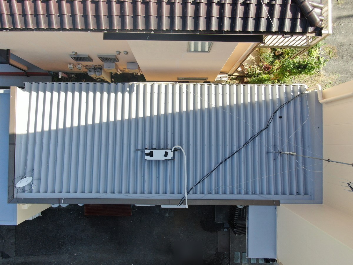 施工後の折板屋根（真上から）。アポリテックペイントファイン屋根用 N-67