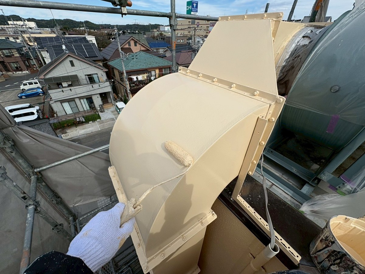 排気ダクトの上塗り