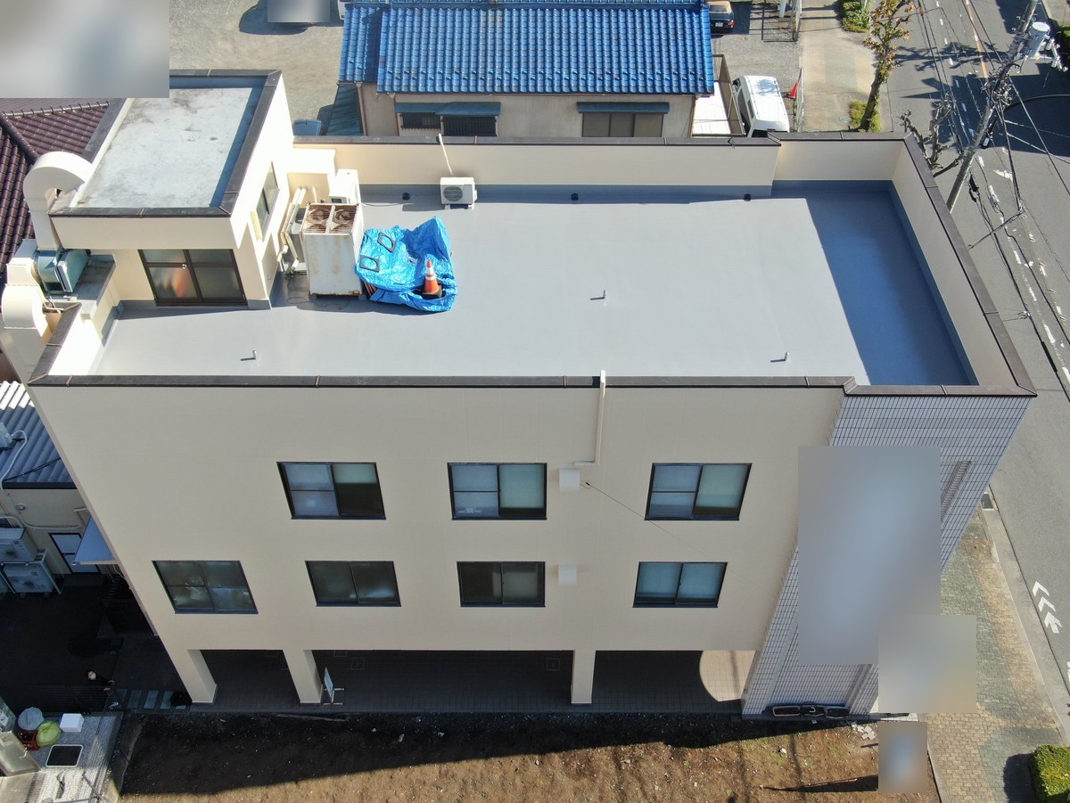施工後の建物全体（上空から）。屋上はトップコートで仕上げ