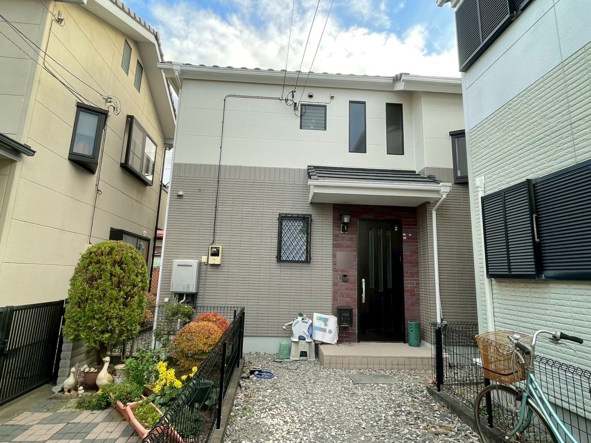施工後の外観（正面・玄関側）。1階は22-50B、2階は25-80B