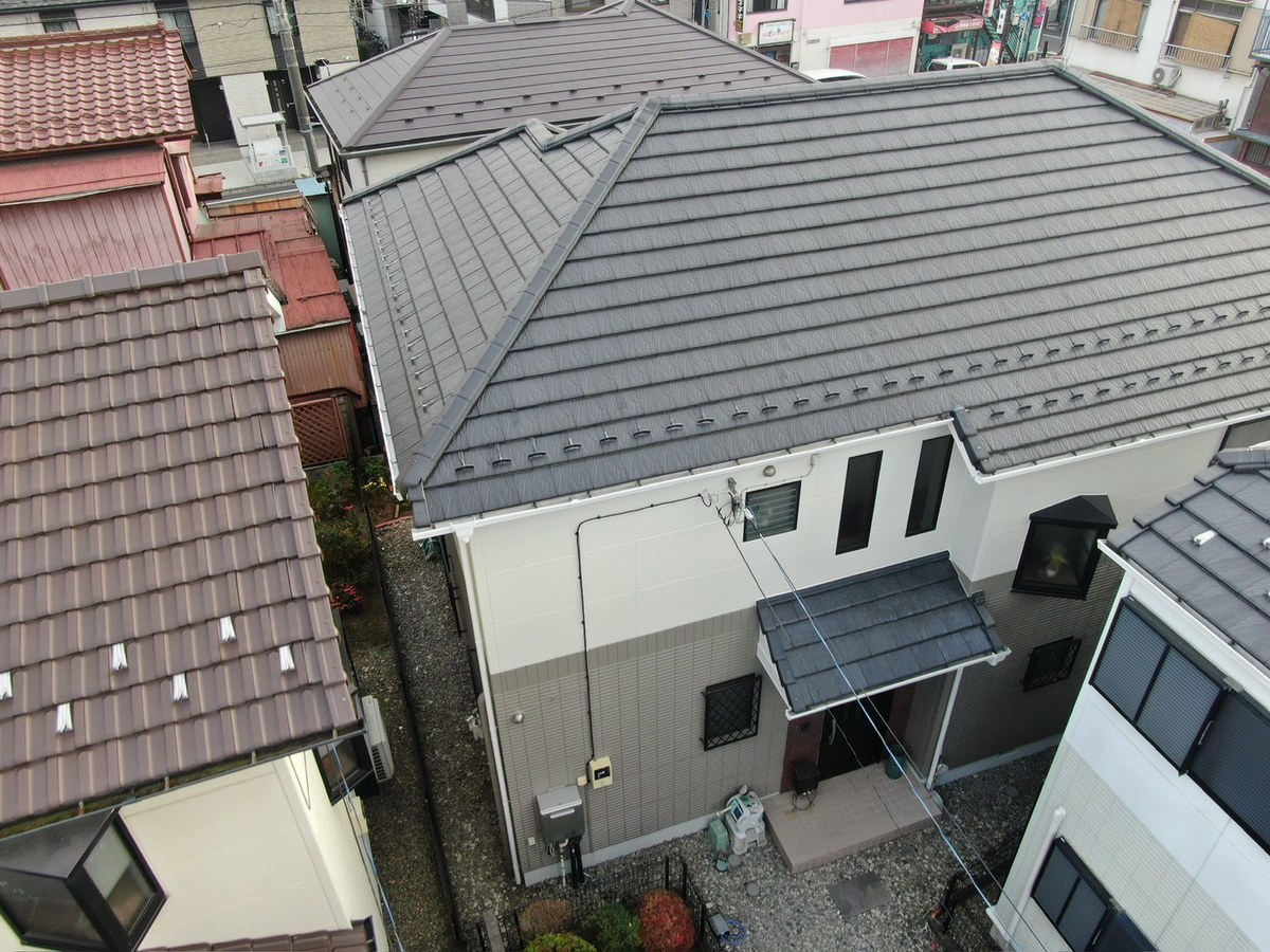 施工後の家全体（ドローン・玄関側の上空から）
