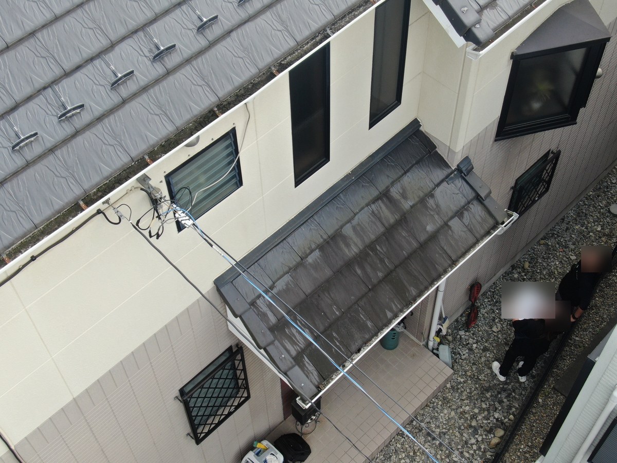 施工前の玄関の上の小さな屋根と庇（ドローン）