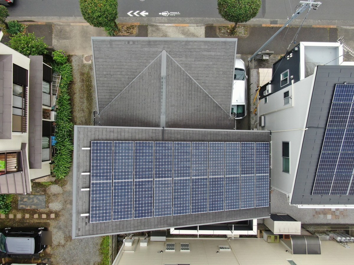 屋根 / 真上から（施工前）。片側に太陽光パネル