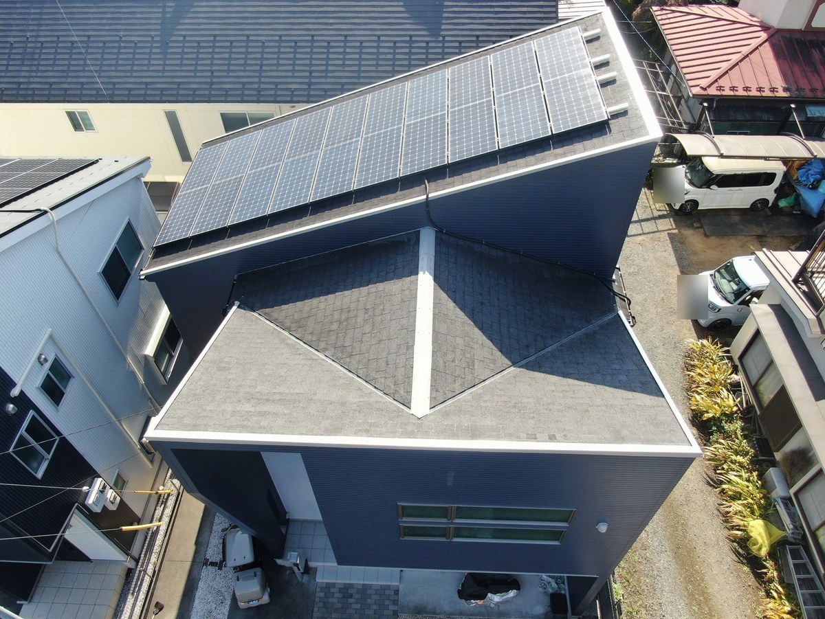施工後の屋根（ドローン・斜め上から）。棟板金とケラバを塗り、屋根面は塗っていない