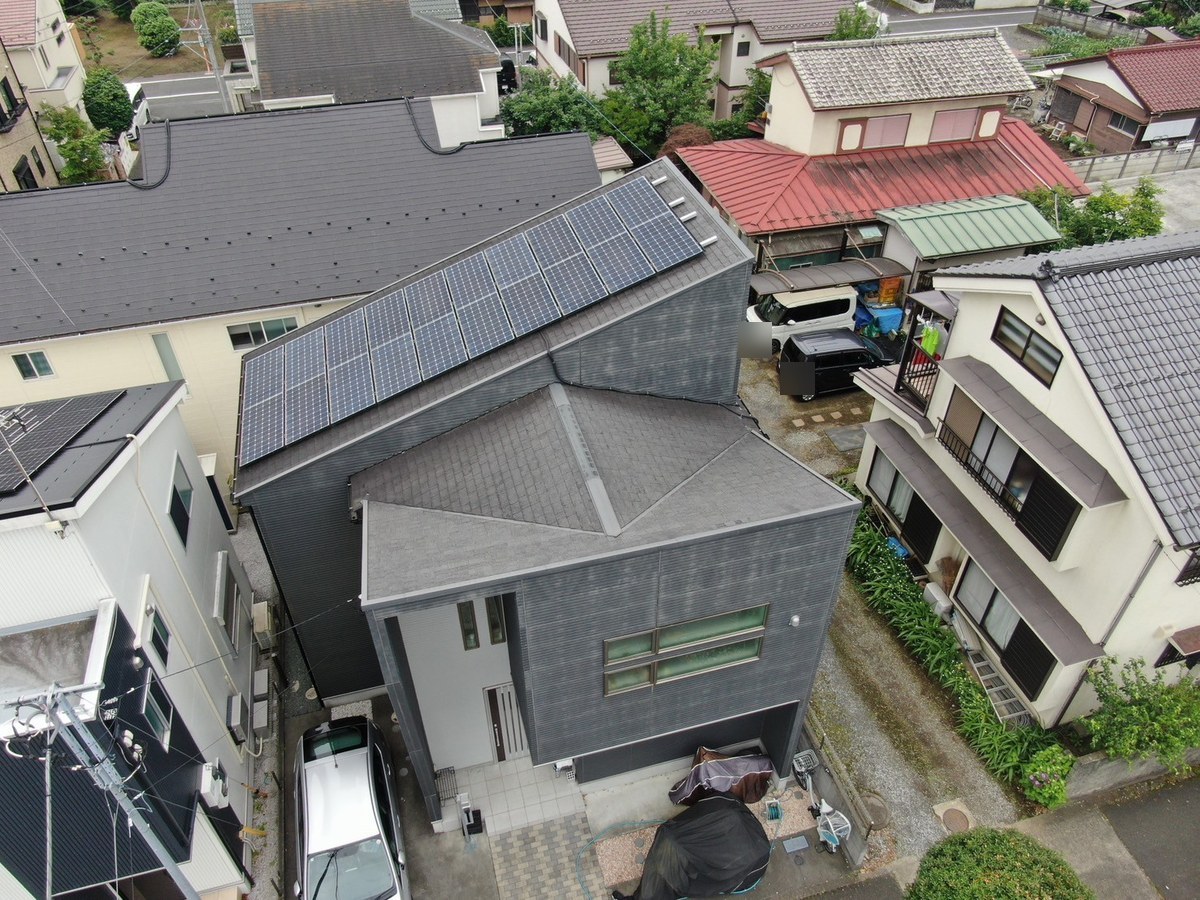 現地調査のときにドローンで撮った家全体（2025年6月）。屋根の片側に太陽光パネル