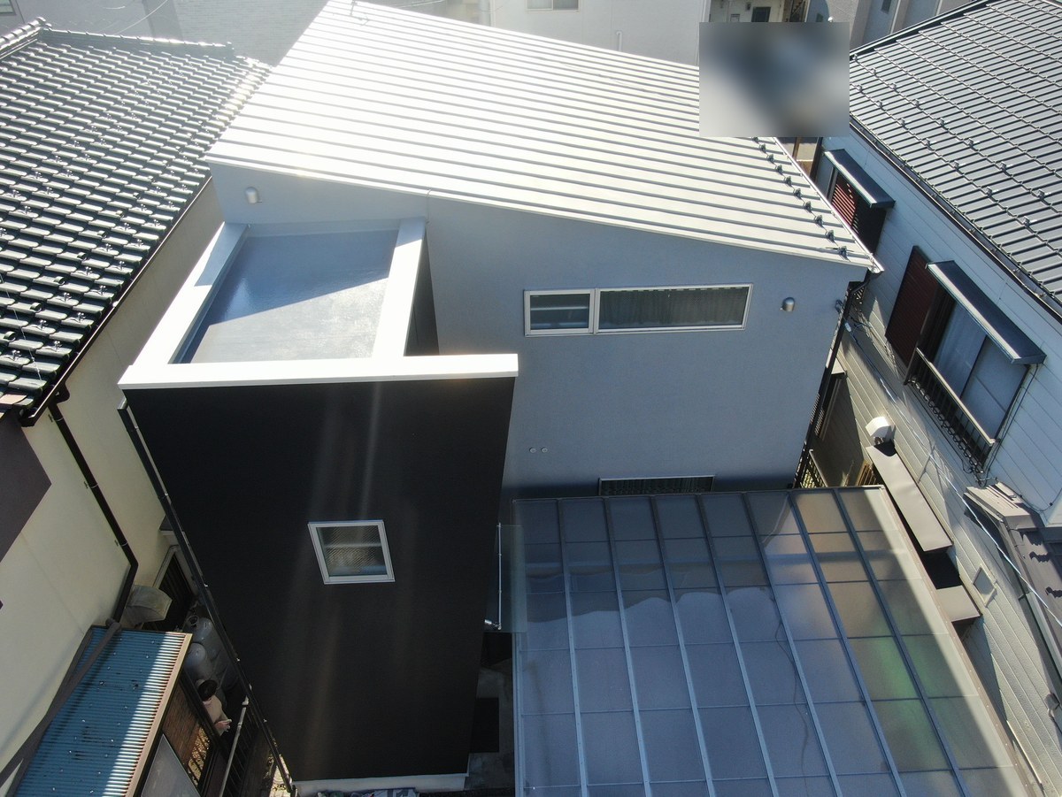 施工後の建物(同じ向き)。箱形の部分は濃いグレー。屋根は塗装していません