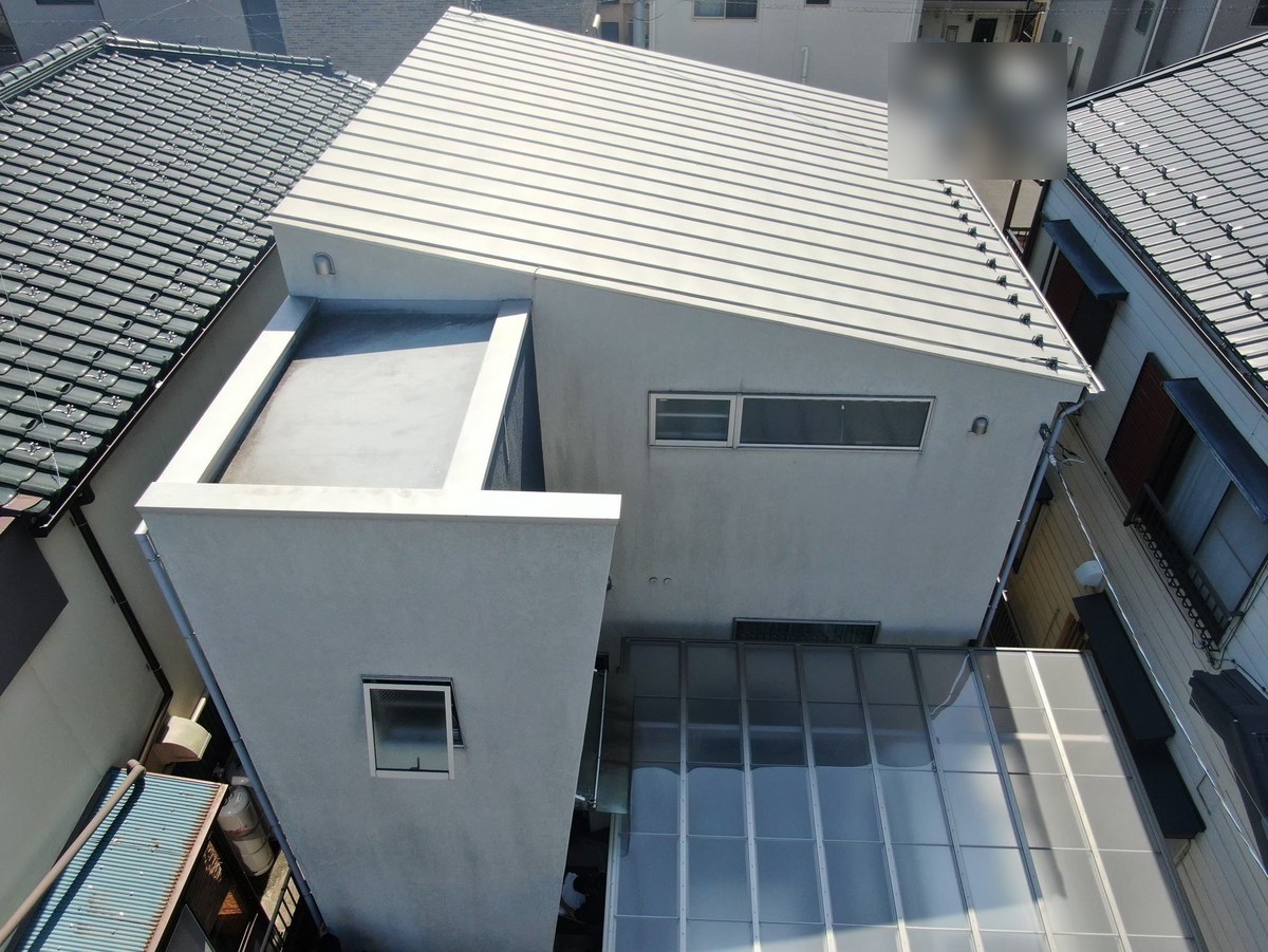 施工前の建物(ドローンで斜め上から)
