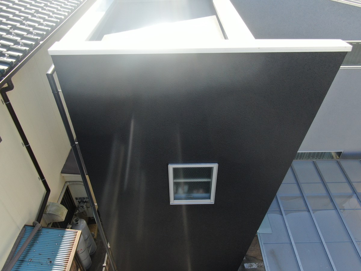 施工後の箱形の部分(ドローン)。濃いグレー