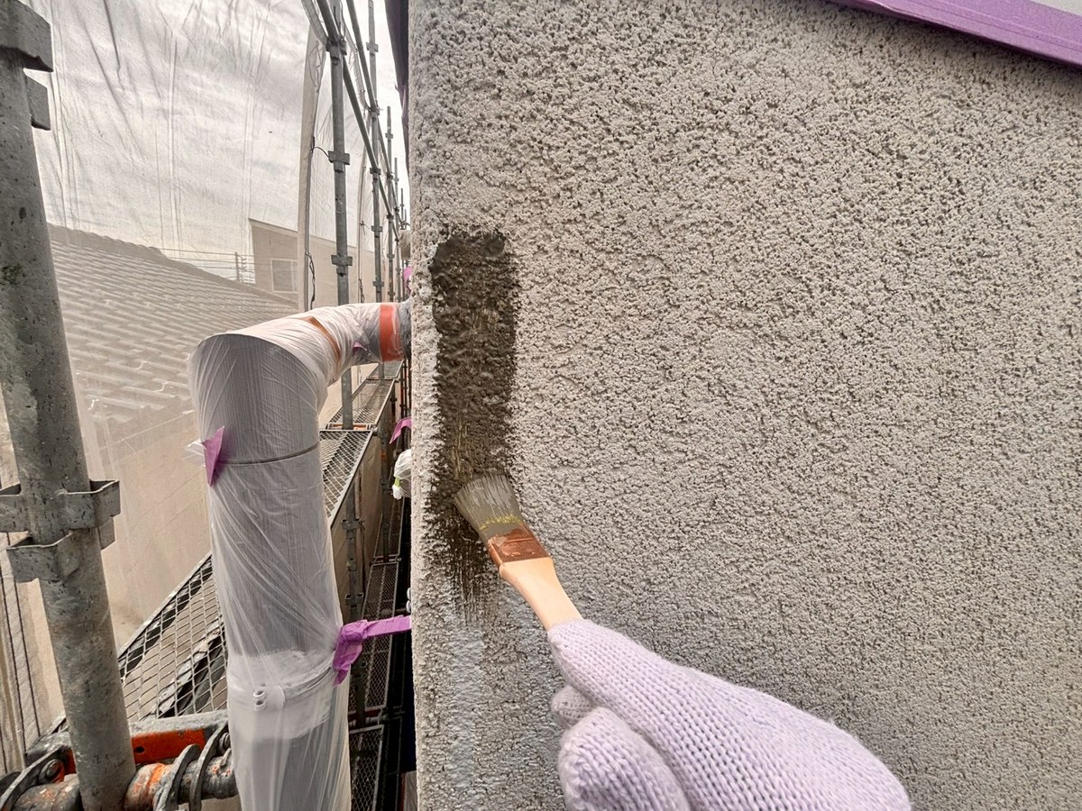 補修した所に刷毛で凹凸を付ける「肌合わせ」